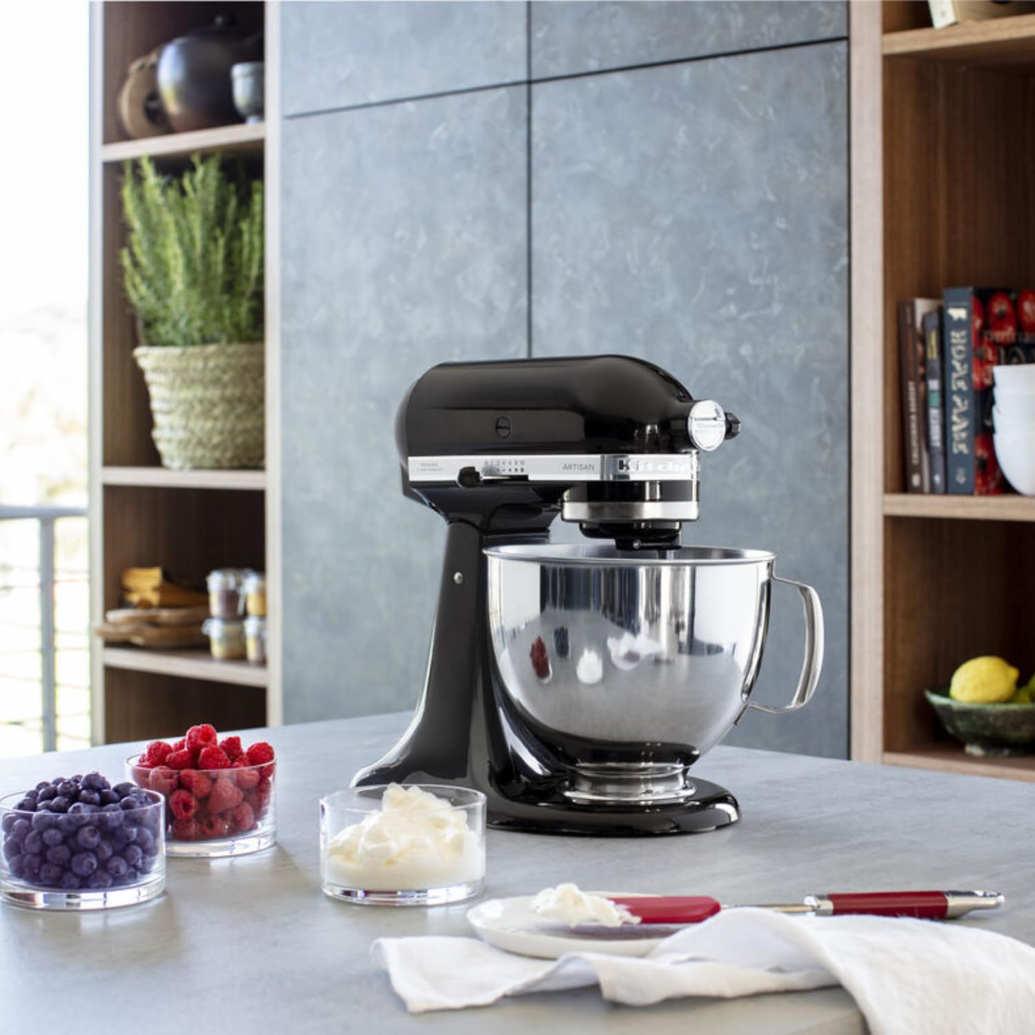 KitchenAid Küchenmaschine I Artisan I Kippbarem Food Processor I Teigknetmaschine mit 4 Zubehör | Schüssel aus Edelstahl | 4.8 L | Schwarz