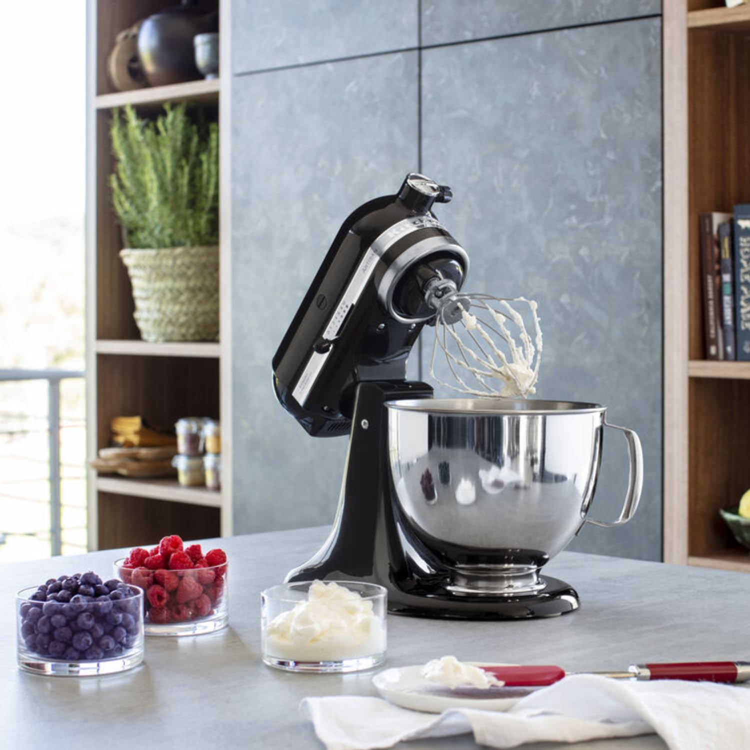KitchenAid Küchenmaschine I Artisan I Kippbarem Food Processor I Teigknetmaschine mit 4 Zubehör | Schüssel aus Edelstahl | 4.8 L | Schwarz